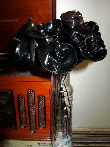 Repurposed Vinyl LP Record Album Art Vinyl Record Flowers, Old Records Crafts, Records Crafts, Recycled Records, Art Creative Ideas, Vinyl Record Projects, Vinyl Bar, Vinyl Album Art, Record Decor