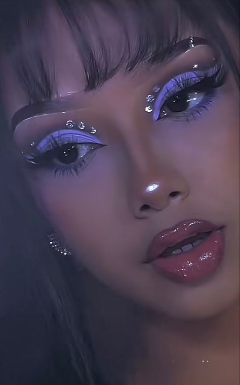 Purple Eye Makeup Concert, Wing Eye Makeup Looks, Euphoria Hoco Makeup, 2016 Full Glam Makeup, Pink Rave Makeup Looks, Fair Make Up Ideas, Maddie From Euphoria Makeup, Purple Fairy Aesthetic Outfit, Fairy Goddess Makeup