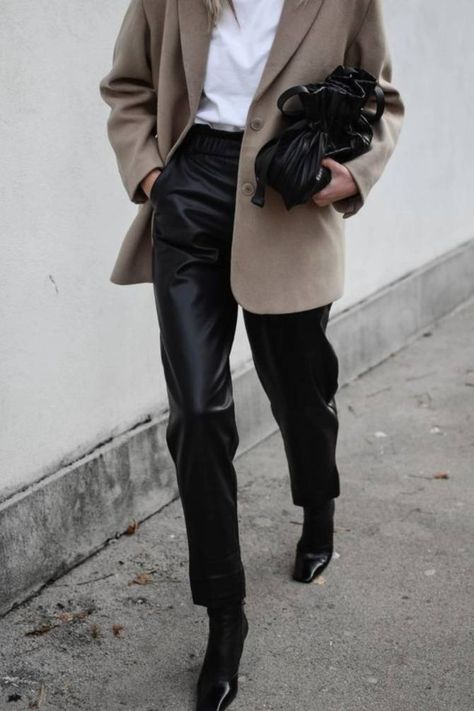 Trousers Women Outfit, New York Aesthetic Outfits, Oversized Blazers, Trousers Pattern, Trousers Details, Trouser Outfit, Beige Blazer, New York Aesthetic, Blazer Beige