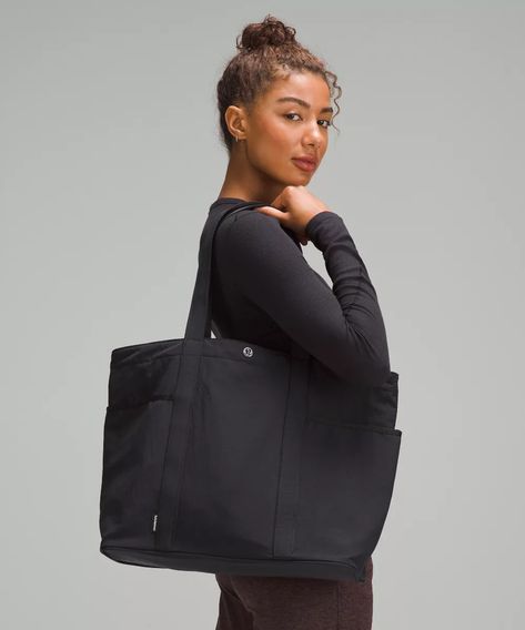 Daily Multi-Pocket Tote Bag 20L | lululemon Hong Kong SAR Lulu Tote Bag, Tote With Water Bottle Pocket, Nursing Bags For Nurses, School Tote Bags College, Ootd With Tote Bag, Nurse Bag For Work, Nurse Bag Essentials, Bags For College Student, Lululemon Educator