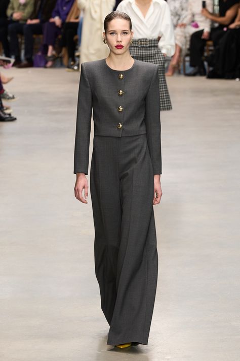 Carolina Herrera Fall 2024, Sofisticated Outfit, Ready To Wear 2024, Fashion Maker, Resort 2025, Winter Fashion Trends, Fall Winter Fashion Trends, Valentino Fashion, Fall Winter Fashion