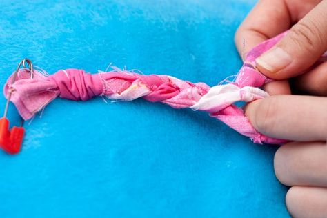 How to Recycle Old Socks Braided Rag Rug Diy, Round Braided Rug, Rag Rug Diy, Diy Rugs, Rag Rug Tutorial, Braided Rug Diy, Weaving For Kids, Braided Rag Rugs, Torn Fabric