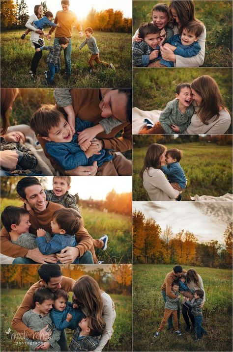 Love the casual and fun look of this. Outfits For Family Pictures, Quinceañera Photoshoot, Family Photo Outfits Winter, Poses Family, Family Portrait Poses, Fall Family Photo Outfits, Outdoor Family Photos, Shoot Photography, Family Picture Poses