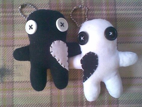 Handmade Stuffed Animals Sewing, Voodoo Doll Sewing Pattern, Couples Plushies, Creepy Plushies Diy, Sewing Patterns Plushies Easy, Handmade Plushies Diy, Cute Diy Plushies, Plushies To Sew, Creepy Stuffed Animals Diy