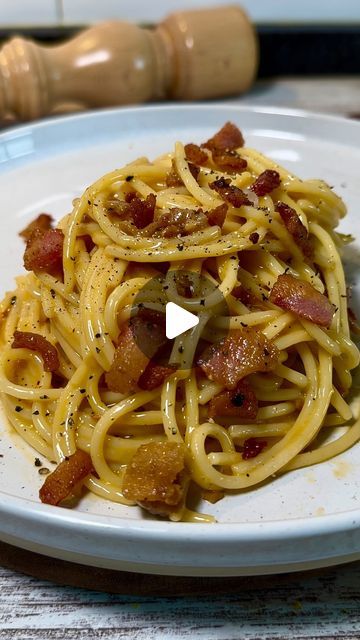 Poesía de fogón on Instagram: "PASTA CARBONARA (RECETA TRADICIONAL) 🍝  Hoy os traigo una receta italiana espectacular, sin lugar a dudas, mi pasta preferida. Seguro que ya conocéis la receta, pero me apetecía compartirla. ¡Espero que os guste!  📝 INGREDIENTES (2 personas):  ▪️100g de guanciale (panceta curada italiana) ▪️180-200g de pasta  ▪️4-5 yemas de huevo  ▪️1 cucharada sopera de pimienta negra molida  ▪️80g de queso pecorino romano rallado ▪️Sal al gusto   👨🏻‍🍳 PASO A PASO:  1️⃣ Cortamos el guanciale en lardones y freímos en una sartén, en su propia grasa (no es necesario agregar aceite). Doramos a fuego medio hasta que resulte crujiente. Retiramos de la sartén y reservamos parte de su grasa. 2️⃣ Hervimos la pasta en abundante agua con sal, siguiendo las instrucciones del fabric Pasta Carbonara Receta, Pasta A La Carbonara, Pasta Italiana, Pecorino Romano, Carbonara Recipe, Pasta Carbonara, Carbonara Pasta, Love Theme, Pasta Noodles