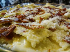 Bacon Ravioli Recipe, Cabanara Pasta, Ravioli Cream Sauce, Bacon Cream Sauce, Cheese Ravioli Recipe, Spinach And Cheese Ravioli, Ravioli Sauce, Bacon Sauce, Ravioli Recipe