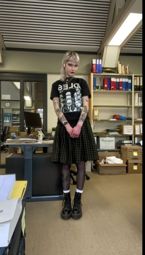 Punk Outfits Skirt, Careless Outfits, Emo Tumblr Aesthetic, Alternative Skirt Outfits, Layered T Shirt Outfit, Kinderwhore 90s Grunge Style, Shoegaze Outfits, Soft Punk Outfits, Goth Skirt Outfit