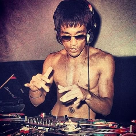 Go DJ!!! #bruceLEE #DJ ...on the 1's & 2's #simplesundays #music is #LIFE ...Lets Go #knicks | Flickr - Photo Sharing! Burning Men, Bruce Lee Quotes, Bruce Lee Photos, Mickey Rourke, Enter The Dragon, Celebrity Trends, I'm With The Band, Martial Artist, Dj Music