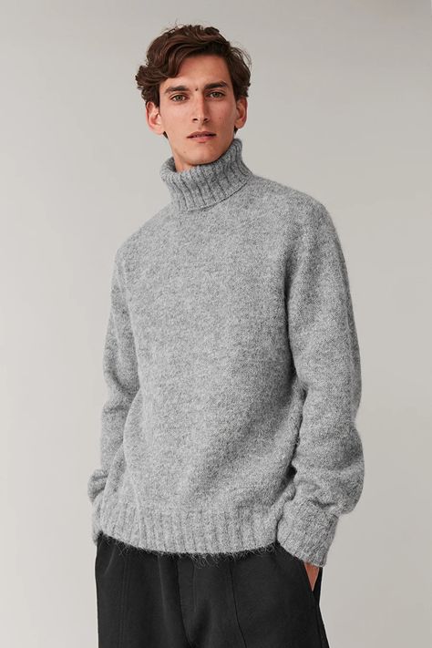 Mens Turtleneck, Light Grey Sweater, Hot Sweater, Fashion Inspiration Board, Street Style Outfits Men, Mens Casual Dress Outfits, Fitted Turtleneck, Roll Neck Jumpers, Chunky Knitwear