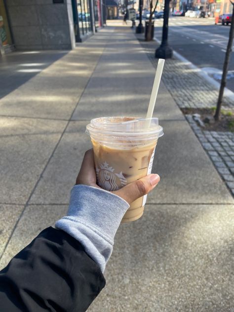 Morning Coffee Asthetic Picture, Morning Starbucks, Caffeine Addict, Instagram Inspiration Posts, Coffee Aesthetic, Iced Latte, Starbucks Iced, Foto Ideas Instagram, Starbucks Drinks