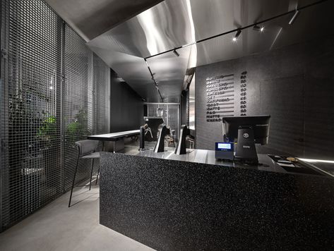 Black Cafe Interior, Black Coffee Shop, Black Coffee Bar, Cafe Ideas Design, Car Showroom Interior, Cafe Black, Cafe Concept, Bar Black, Industrial Bar