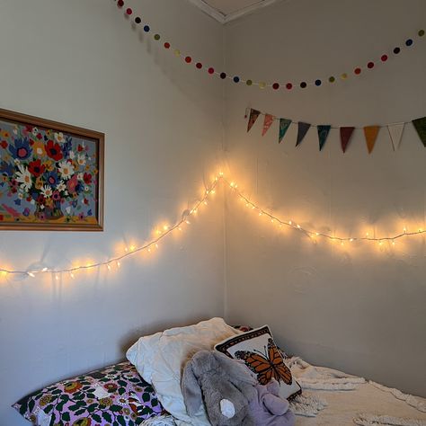 Bedroom Bunting, Christmas Dorm, Uni Dorm, Uni Room, Dorm Room Organization, Furnished Apartment, Future Apartment Decor, Boho Room, Cozy Room