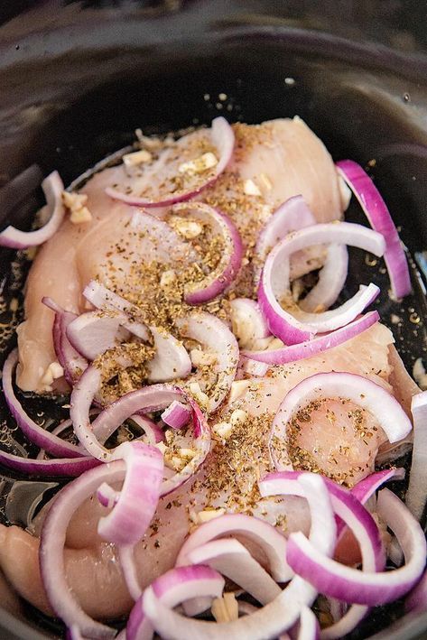 Gyro Chicken Crockpot, Greek Chicken Crockpot Slow Cooker, Chicken Gyro Crockpot Recipe, Crock Pot Greek Chicken Slow Cooker, Crockpot Gyros Chicken, Crockpot Chicken Gyros Slow Cooker, Crock Pot Beach Meals, Greek Pulled Chicken, Schwarma Chicken Slow Cooker