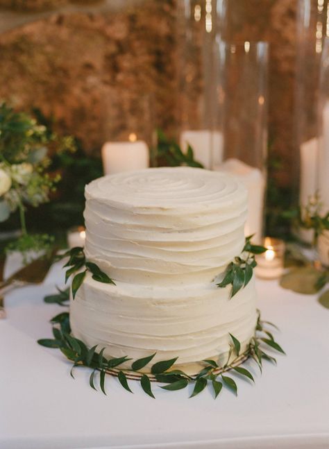 Small Simple Wedding, Wedding Cake Greenery, Small Wedding Ideas, Small Wedding Cakes, Cake Inspo, Mountain Bride, Simple Wedding Cake, White Wedding Cake, Wedding Elegant