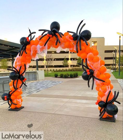 Wall Decor Halloween, Halloween Balloon Archway, Diy Big Halloween Decorations, Trunk Or Treat Ideas For Cars Balloons, Halloween Dance Decor, Halloween Gym Decorations, School Halloween Dance Decorations, Balloon Arch Halloween, Halloween Balloons Garland