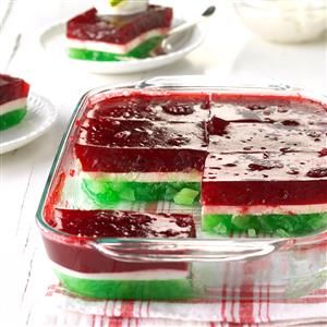 Layered Christmas Gelatin Recipe -Christmastime always means that this recipe comes out of my recipe box. The traditional holiday colors in this salad make the buffet table look so pretty. —Diane Schefelker, Ireton, Iowa Vintage Christmas Recipes, Christmas Jello, Gelatin Salad, Gelatin Recipes, Christmas Salads, Jello Desserts, Jello Salad, Salad Pasta, Jello Recipes