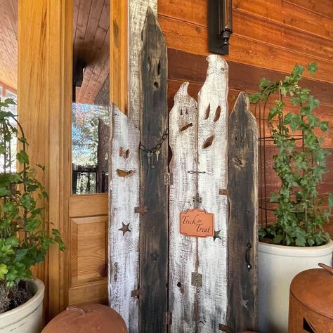 Ghost Fence Boards, Diy Ghost Decoration, Wooden Ghost, Ghost Project, Outdoor Ghosts, Diy Ghost, Ghost Decor, Ghost Crafts, Upcycled Wood