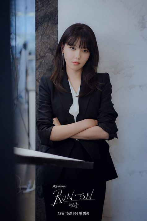 Sooyoung Snsd, Woman In Suit, Outfit Korean Style, Korean Drama Tv, Girls' Generation, Boss Girl, Office Outfits Women, Smart Women, Tall Girl