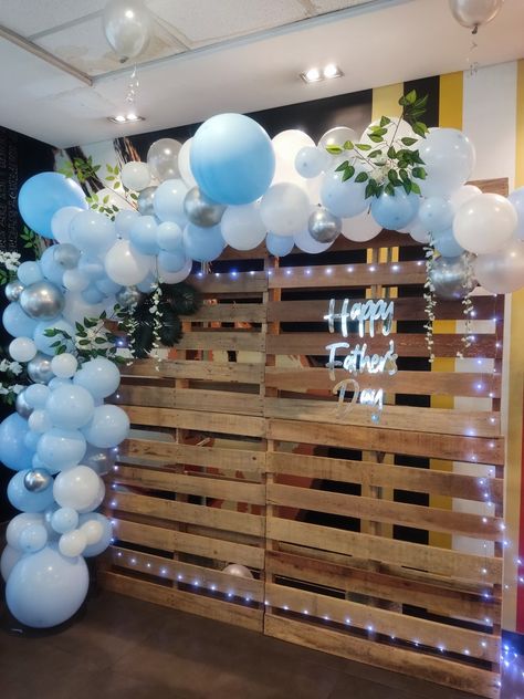 Backdrop With Pallets And Balloons, Turquoise Graduation Party Ideas, Blue And White Photo Backdrop, Graduation Party Ideas Pastel Colors, Small Grad Party Ideas, Baby Blue Graduation Party, Blue Grad Party Decorations, Coastal Graduation Party, Graduation Party Ideas Blue And White