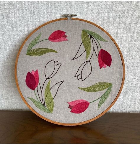 Flower Pattern Design Prints, Easy Diy Room Decor, Floral Embroidery Patterns, Handmade Embroidery Designs, Flower Pattern Design, Embroidery Book, Pola Sulam, Embroidery Stitches Tutorial, Patchwork Quilt Patterns