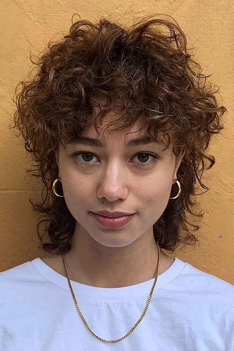 Are you in the mood for cute curly hair mullet styles that women are getting right now? This curly mullet with curly bangs is one of the 26 alluring images we have on our website. Simply tap the photo or click on the link to see more! // Photo Credit: @mouseybrowne on Instagram Haircut Styles, Wavy Hairstyles, Androgynous Haircut, Mullet Haircut, Curly Mullet, Short Curly Haircuts, Haircuts For Curly Hair, Curly Hair Women, Round Face Haircuts