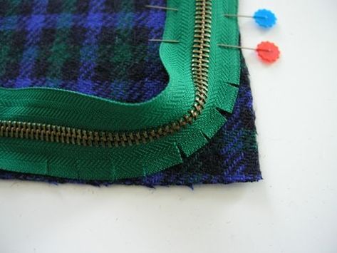 How to sew a zipper around a corner. Vintage Wool Blanket, Sew Zipper, Sewing 101, Sew Ins, Beginner Sewing Projects Easy, Creation Couture, Sewing Projects For Beginners, Sewing Skills, Sewing For Beginners