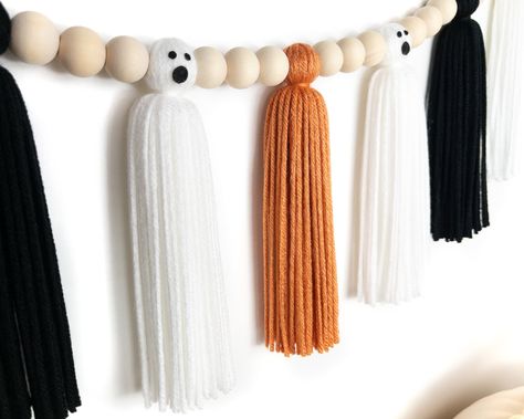 Boho Fall Halloween Decor, Black Yarn Crafts, Halloween Decor Crafts Diy, Halloween Diy To Sell, Halloween Craft Night Adults, Trending Halloween Decor, Fall Items To Make And Sell, Cute Halloween Decor Diy, Diy Halloween Garland Indoor