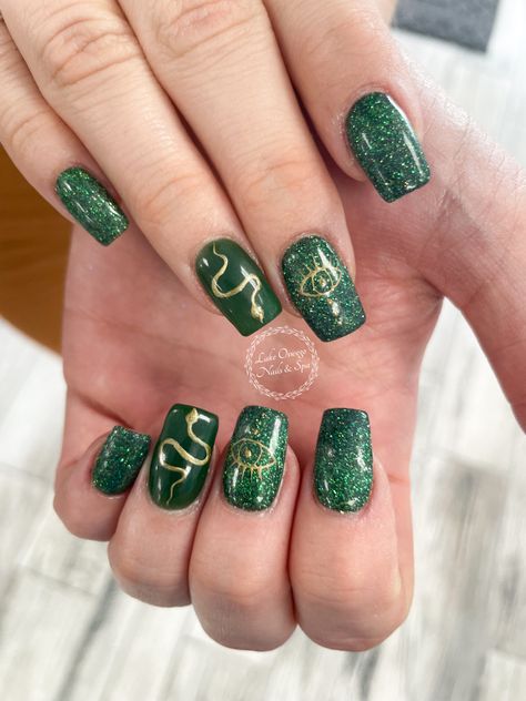 Slithering Nails, Simple Slytherin Nails, Green Halloween Nails Short, Simple Green And Gold Nails, Dark Green Halloween Nails, Witch Nails Short, Green Witch Nails, Slytherin Nail Ideas, Green Snake Nails