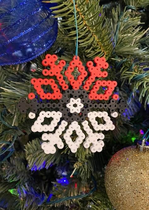 Perler Gift Ideas, Creative Ornaments Diy, Snowflake Perler Bead Patterns, Pyssla Ideas Christmas, Winter Perler Beads, Fuse Bead Crafts, Perler Snowflake, Perler Bead Gift Ideas, Pokemon Snowflake