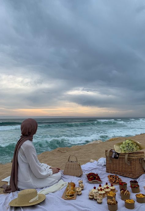 yo on Twitter: "A picnic by the sea for my birthday 🤍… " Aesthetic Outfits Hijab, Picnic Pictures, Picnic Inspiration, Picnic Style, Romantic Picnics, Picnic Date, Picnic Time, Niqab, Beach Picnic