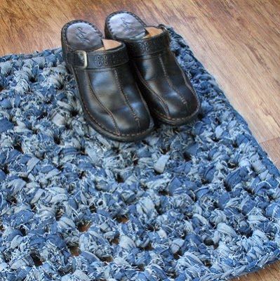 Don't throw out old jeans. Here are 17 genius ways to reuse them Återvinna Jeans, Modern Haken, Diy Rugs, Denim Rug, Blue Jeans Crafts, Denim Quilt, Jean Crafts, Recycled Jeans, Denim Ideas