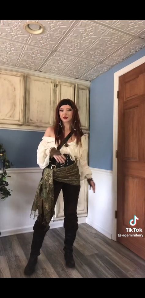 Renn Faire Pirate Costume, Ren Faire Outfits Women Pants, Pirate Outfit Ren Fair, Rennisance Faire Costumes Women, Ren Faire Outfit Pirate, Rennisance Faire Costumes Pirate, Modern Ren Faire Outfit, Renisance Fair Outfit Pirate, Pirates Of The Caribbean Aesthetic Outfit