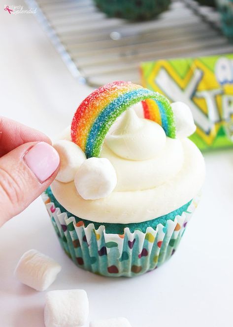 How to Make Rainbow Cupcakes for a rainbow baby shower theme or kids birthday party. The best thing about this is that the cupcake toppers are also edible! #babyshowerideas #babyshowerthemes #kidsbirthdayparty Halloween Decorations Party Food, Rainbow Baby Shower Theme, Kids Halloween Food, Rainbow Cupcakes, Unicorn Cupcakes, Easy Cupcakes, Rainbow Birthday Party, Rainbow Baby Shower, Rainbow Decorations