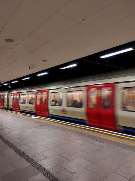 South London Aesthetic, London Tube Aesthetic, London Underground Aesthetic, Tube Aesthetic, London Tube Map, Maps Aesthetic, London Underground Tube, Tube Train, Underground Tube