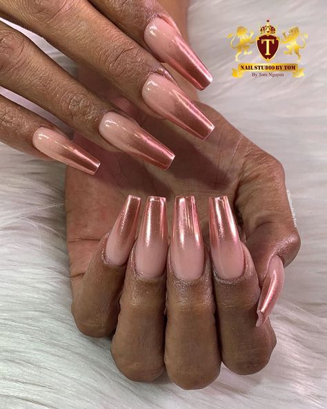 Tom Nguyen on Instagram: “Elegant Gold Rose Ombré Nail Look💅🏻🤩.. Tag a friend who’s a gold rose lovers . . . .…” A Friend, Ombre Manicure, Peach Nails, Ombre Nail Designs, Nail Art Ombre, Art Nails, New Year's Nails, Xmas Nails, Ombre Color