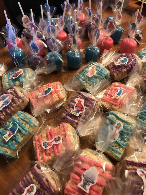 Trolls Treat Table Ideas, Trolls Dessert Ideas, Trolls Birthday Dessert Table, Troll Themed Food, Trolls Dessert Table, Trolls Birthday Party Table Set Up, Trolls Themed Dinner, Diy Trolls Birthday Party, Trolls Birthday Party Cake