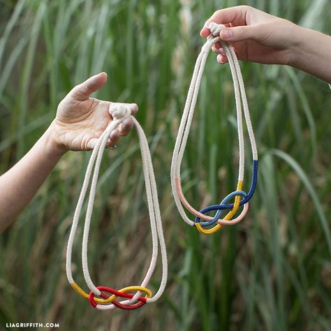 How to Tie Basic Macrame Knots So You Can Macrame All Day Thread Jewellery Rope Necklace, Diy Macrame Necklace, Colorful Macrame, Basic Macrame, Diy Necklaces Tutorial, Macrame Colar, Necklace Rope, Jewelry Colorful, Rope Jewelry