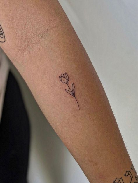 Hand Holding Plant Tattoo, Growing Sideways Tattoo, Flower Petal Tattoo, Minimalistic Tatoos, Tulip Tattoo Ideas, Art Flash Tattoo, Happiness Tattoo, Tulip Tattoo, Art Flash