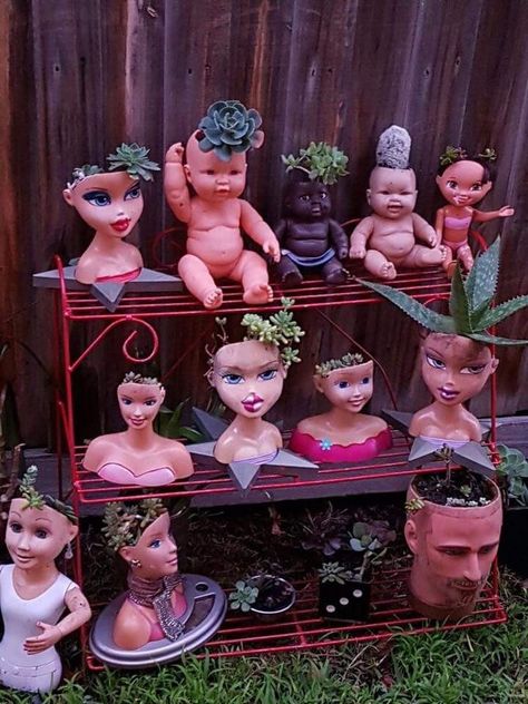 Vintage Garden Ideas, Head Planters, Decoration Originale, Outdoor Retreat, Futurama, Creepy Dolls, Doll Parts, Vintage Garden, Doll Head