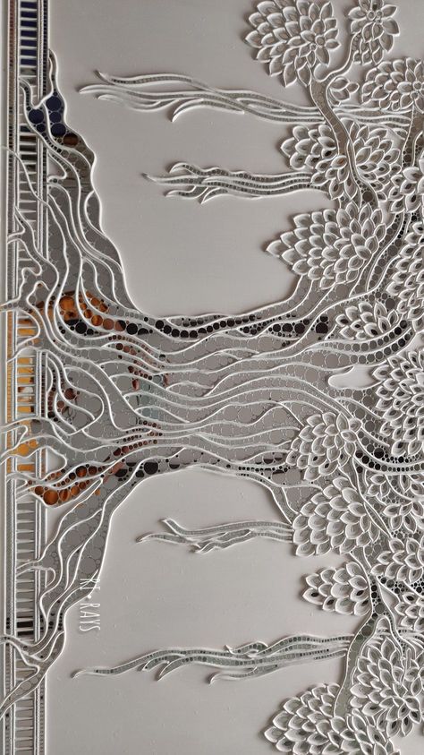 Lipan Art On Walls, Lippan Art Interior, Mural Mirror Art, Indian Mirror Art, Lippon Art With Mirror, Mirror Mural Wall, Mirror Mud Art, Lippan Mirror Art On Wall, Clay Moulding Art