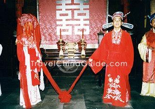 Bride and bridegroom on marriage ceremony Chinese Marriage, Feudal System, The Joy Luck Club, Traditional Wedding Ceremony, 80s Wedding, Wedding Ceremony Traditions, Traditional Marriage, Arranged Marriage, Chinese Wedding