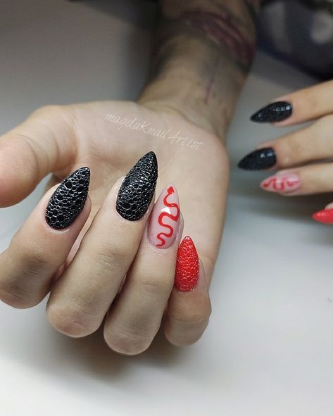 Black And Red Snake Nails, Snake Nail Art, Swift Nails, Snake Nails, Snake Skin Nails, Snake Nail, Taylor Swift Nails, Nails With Black, Gel Polish Designs