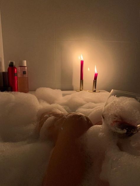 Bath Tub Romantic Couples, Couple Bathtub Aesthetic, Bubble Bath With Candles, Red Aestethic, Bubble Bath Photography, Bubble Bath Aesthetic, Couples Bathtub, Bathtub Aesthetic, The Maddest Obsession