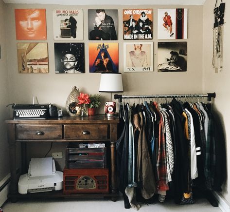 Sala Grunge, Wardrobe Boxes, Cute Dorm Rooms, Grunge Room, Room Transformation, Aesthetic Rooms, Diy Room, Home Design Decor, Cool Rooms