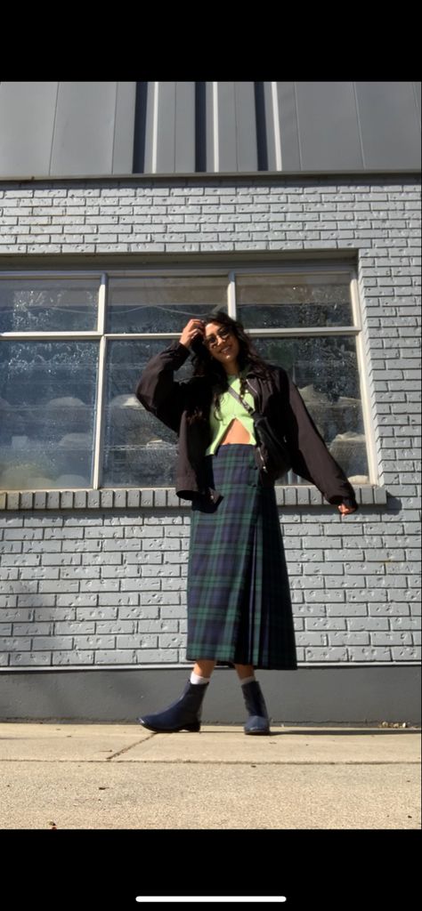 Midi skirt kilt styling inspo transitional outfit Kilt Skirt Outfit, Womens Kilt Outfit, Tartan Midi Skirt Outfit, Kilt Skirt Outfit Women, Kilt Outfits Women, Scottish Skirt Outfit, Taiwan Outfit, Green Tartan Skirt, Tartan Skirt Outfit