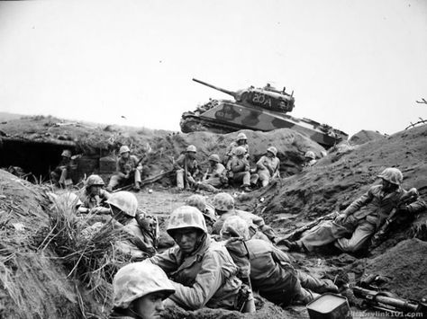 Marines from the 24th Marine Regiment during the Battle of Iwo Jima. Fortaleza, Battle Of Iwo Jima, Ww2 Photos, Iwo Jima, Wwii Photos, United States Military, Us Marines, United States Marine Corps, Military Uniforms