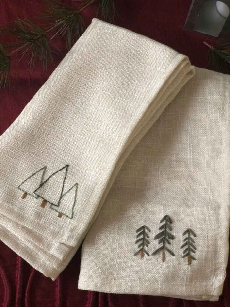 Christmas Towel Craft, Hand Embroidered Napkins Diy, Embroidered Christmas Towels, Hand Sewing Christmas Projects, Christmas Napkins Diy, Handmade Christmas Stockings Diy, Christmas Napkin Embroidery, Christmas Napkins Sewing, Christmas Embroidery Napkins