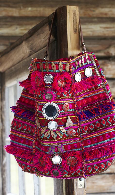 Plumo ethnic bag: Coloured textile bag decorated with wooden beads, mirrors and… Mundo Hippie, Glasses Fashion Women, Diy Sac, Mode Hippie, Ethnic Bag, Textile Bag, Estilo Hippie, Hippy Chic, Bohemian Bags