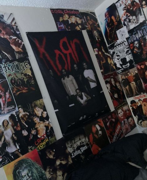 Emo Grunge Room Aesthetic, Metal Posters Room, Mall Goth Room Ideas, Mall Goth Room Decor, Gothic Rooms Ideas, Gothic Teen Bedroom, Mallgoth Bedroom, Horror Theme Bedroom, Black And Purple Room Ideas