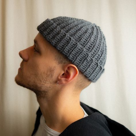 Crocheting Hats For Beginners, Beanie Crochet Men, Knitting Ideas For Men, Beanie Crochet For Men, Crochet Beanie Man, Crochet Hat Free Pattern Mens, Crochet Skater Beanie, Crochet Hat Ideas For Men, Crochet Man Beanie